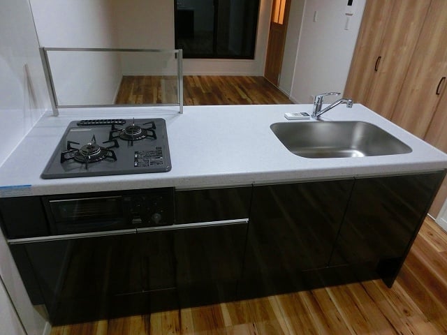 A号室キッチン　B〜E号室タイプのキッチンとパネルデザインを変えてあります。※サイズは1800